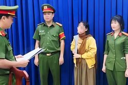 Đồng Nai: Bắt tạm giam 'nữ quái' làm giả con dấu văn phòng công chứng để rút tiền bảo hiểm xã hội