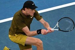 Jannik Sinner san bằng kỷ lục của Djokovic và Federer tại Australian Open 2026