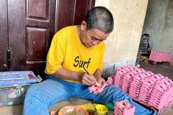 Thành phố Huế: Làng Địa Linh rộn ràng làm tượng ông Táo đón Tết