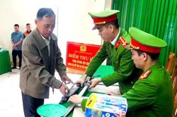 Đổi vũ khí, vật liệu nổ lấy bình chữa cháy: Cách làm hay giúp giữ bình yên ngày Tết