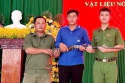 Tây Ninh: Người dân tích cực giao nộp vũ khí, vật liệu nổ