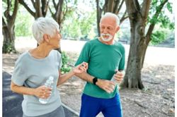 Lợi ích của việc đi bộ buổi sáng sớm với người huyết áp cao