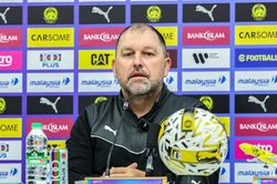 Nguy cơ bị xử thua tuyển Việt Nam, HLV Malaysia nói FIFA bất công