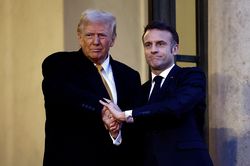 Cú bắt tay 'đấu lực' dài 30 giây của ông Trump và ông Macron