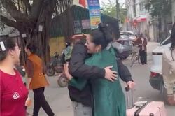 Người mẹ vỡ òa khi gặp lại con trai xa nhà 2 năm