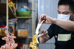 Linh vật ngựa mạ vàng 24K 'lên ngôi' dịp Tết Bính Ngọ 2026