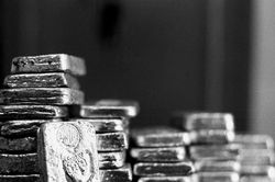 Giá bạc lập đỉnh lịch sử 96 USD/ounce, giá dầu thô Brent giảm về 64 USD ngày 23/1