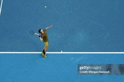 Jannik Sinner thị uy sức mạnh tại Australian Open, ca ngợi 'vũ khí' của Carlos Alcaraz