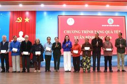 Trao 90 suất quà cho cựu Thanh niên xung phong có hoàn cảnh khó khăn