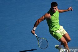 Carlos Alcaraz thắng tốc hành Corentin Moutet để tiến vào vòng 4 Australian Open