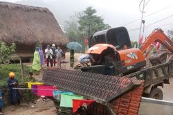 Hai người tử vong sau vụ xe tải chở máy xúc va phải cổng chào
