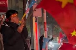 Bố con Duy Mạnh 'đi bão' rạng sáng mừng chiến thắng của U23 Việt Nam