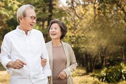 Vì sao cổ nhân quan niệm 'Tuổi trẻ nhìn vào mắt, trung niên nhìn vào miệng'?