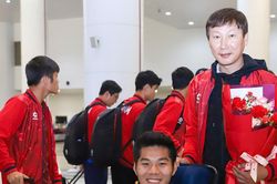 HLV Kim Sang Sik gây xúc động khi tự tay đẩy xe lăn cho học trò tại sân bay