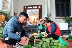 Dân làng Tranh Khúc tất bật gói bánh chưng phục vụ Tết