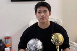 Nguyễn Đình Bắc nhận cú đúp danh hiệu và làn sóng đòi tăng lương cho HLV Kim Sang-sik