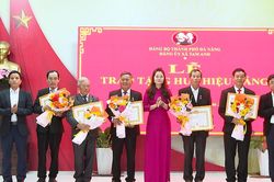Xã Tam Anh trao Huy hiệu Đảng cho 5 đảng viên