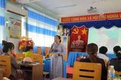 Phụ huynh bức xúc khi phát hiện thịt heo chuyển màu xanh đưa vào trường học