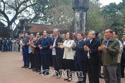 Đoàn cán bộ tỉnh Cà Mau dâng hương tại Di tích Cố đô Hoa Lư