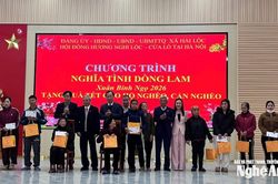 Trao quà Tết trị giá gần 200 triệu đồng cho người nghèo xã Hải Lộc