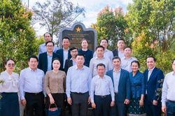 Đoàn đại biểu lãnh đạo Thủ đô Viêng Chăn (Lào) thăm Di tích Kháng chiến Hạ Lào
