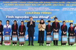 Trao 120 triệu đồng hỗ trợ giáo dục, an sinh tại Cao Bằng