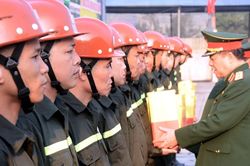 Đại tướng Nguyễn Trọng Nghĩa thăm, tặng quà người lao động một số đơn vị thuộc Binh đoàn 19