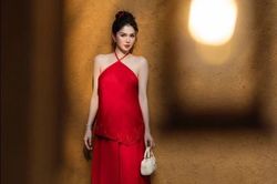 Ngọc Trinh ghi điểm với loạt áo dài cách tân quyến rũ