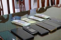 Công an bắt giữ 12 người khi đột kích 'boongke' cờ bạc nằm sâu dưới tầng hầm