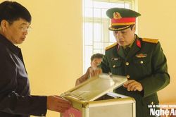 Đại tá Đinh Bạt Văn kiểm tra công tác chuẩn bị bầu cử tại 9 xã