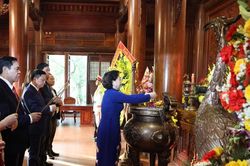 Phó Thủ tướng Phạm Thị Thanh Trà dâng hương tại Khu di tích Quốc gia đặc biệt Kim Liên