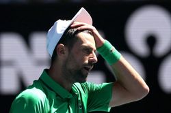 Novak Djokovic vào bán kết Australian Open 2026 sau hai lần thoát hiểm khó tin