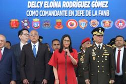 Tổng thống lâm thời Venezuela nhận được lời thề trung thành từ quân đội và cảnh sát, Mỹ mong Caracas trở về vị thế 'đồng minh rất mạnh'