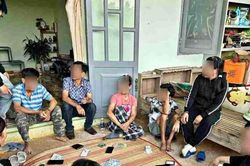 Công an mật phục, bắt quả tang 9 con bạc 'sát phạt' trong vườn sầu riêng