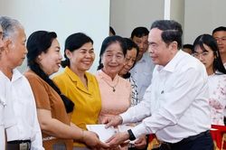 Chủ tịch Quốc hội Trần Thanh Mẫn thăm, tặng quà tết gia đình chính sách tại TP Cần Thơ