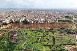 Thảm cảnh thị trấn chênh vênh bên vách đá sau lở đất kinh hoàng