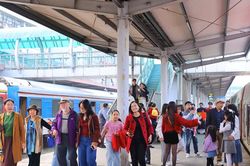 Nhiều chính sách ưu đãi giảm giá vé, thu hút khách đi tàu