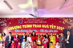 Trao quà Tết 'Yêu thương lan tỏa - Tết ấm cho em' tại Quỹ bảo trợ trẻ em tỉnh Nghệ An
