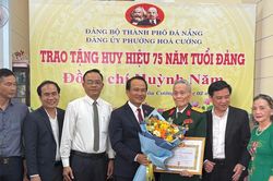 Phó Bí thư Thường trực Thành ủy Nguyễn Đình Vĩnh trao Huy hiệu 75 năm tuổi Đảng cho đảng viên Huỳnh Năm