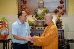 Bí thư Nguyễn Hồ Hải cùng các vị lãnh đạo tỉnh Cà Mau thăm và chúc Tết Đức Pháp chủ GHPGVN