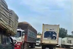 Hơn 1.000 phương tiện ùn ứ tại cửa khẩu do vướng kiểm tra an toàn thực phẩm
