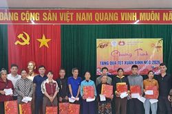 400 suất quà Tết trao tặng hộ nghèo, người yếu thế tại xã Chiêu Lưu