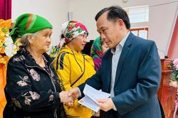 Cơ quan Đảng ủy Các cơ quan Đảng tỉnh Nghệ An trao 70 suất quà Tết tại 2 xã Huồi Tụ và Nậm Cắn