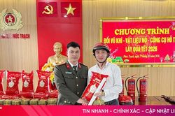Giao nộp vũ khí, pháo lậu nhận bánh chưng, quà tết
