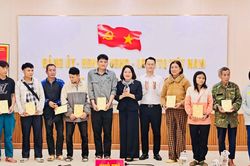 Giúp đồng bào dân tộc thiểu số xã kết nghĩa Trà Leng từng bước thay đổi 'nếp nghĩ, cách làm'