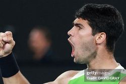 Carlos Alcaraz ngược dòng hạ Djokovic, lần đầu vô địch Australian Open 2026