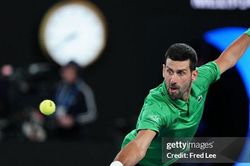 Carlos Alcaraz lội ngược dòng hạ gục Djokovic để lần đầu vô địch Australian Open 2026