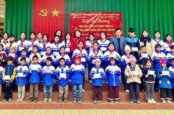 100 suất học bổng khuyến học đến với học sinh khó khăn Cao Bằng trước thềm Xuân Bính Ngọ
