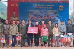 Quảng Lâm trao quà tết cho học sinh và hộ nghèo