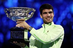 Alcaraz ngược dòng hạ Djokovic, lần đầu vô địch Australian Open